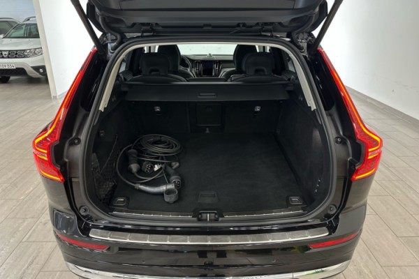 Esittelykuva VOLVO XC60 lataushybridiautosta.