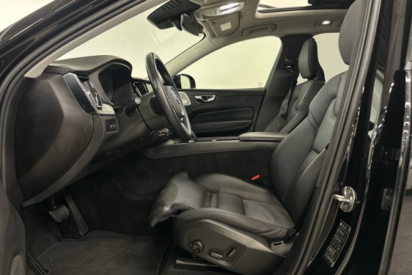 Esittelykuva VOLVO XC60 lataushybridiautosta.