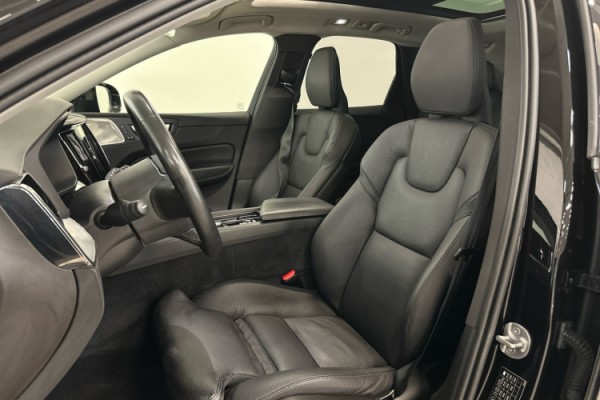 Esittelykuva VOLVO XC60 lataushybridiautosta.
