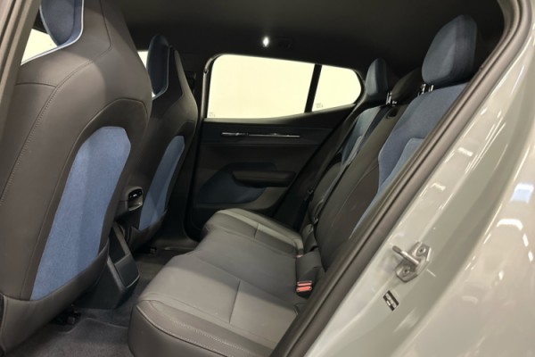 Esittelykuva VOLVO EX30 täyssähköautosta.