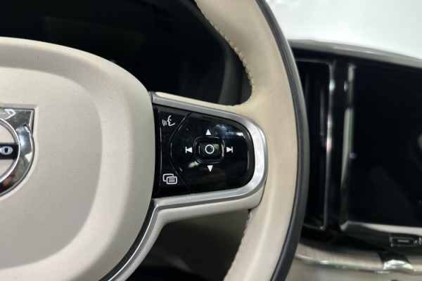 Esittelykuva VOLVO XC60 lataushybridiautosta.