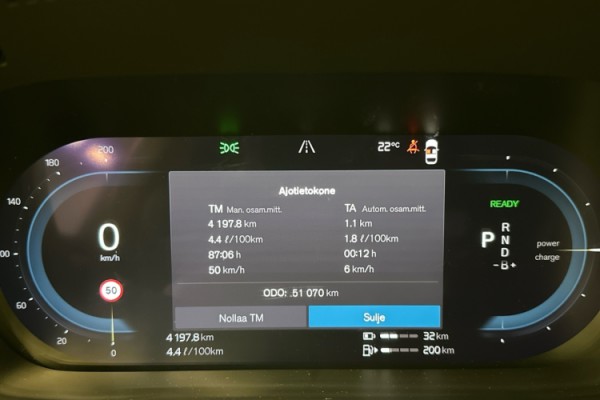 Esittelykuva VOLVO XC60 lataushybridiautosta.