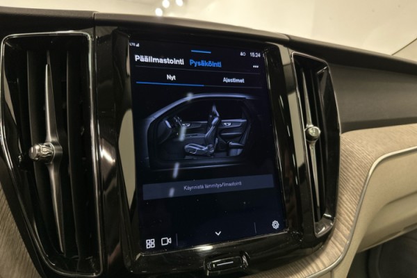Esittelykuva VOLVO XC60 lataushybridiautosta.