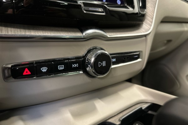 Esittelykuva VOLVO XC60 lataushybridiautosta.