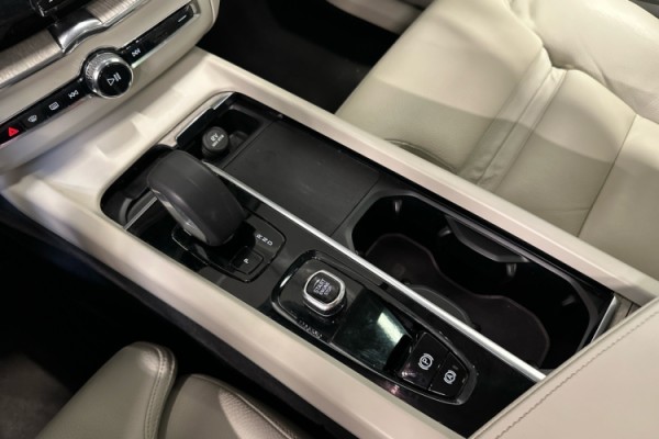 Esittelykuva VOLVO XC60 lataushybridiautosta.