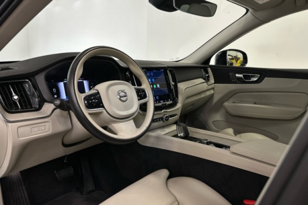Esittelykuva VOLVO XC60 lataushybridiautosta.