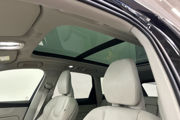 Esittelykuva VOLVO XC60 lataushybridiautosta.