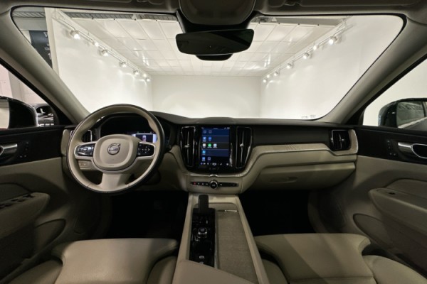 Esittelykuva VOLVO XC60 lataushybridiautosta.