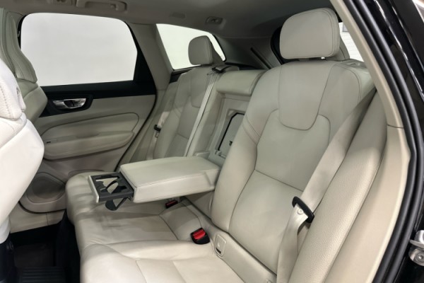 Esittelykuva VOLVO XC60 lataushybridiautosta.