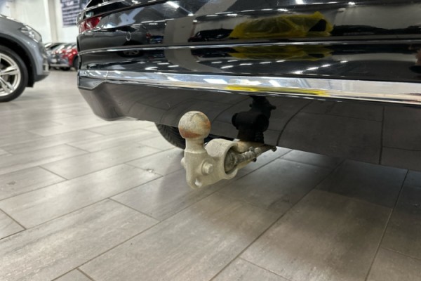 Esittelykuva VOLVO XC60 lataushybridiautosta.