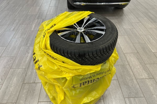 Esittelykuva VOLVO XC60 lataushybridiautosta.