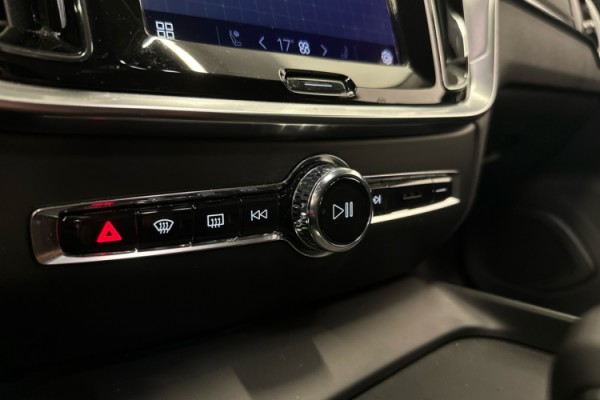 Esittelykuva VOLVO V60 CROSS COUNTRY kevythybridiautosta.