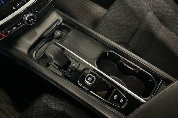 Esittelykuva VOLVO V60 CROSS COUNTRY kevythybridiautosta.