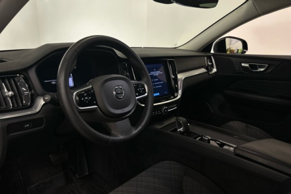 Esittelykuva VOLVO V60 CROSS COUNTRY kevythybridiautosta.