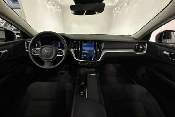 Esittelykuva VOLVO V60 CROSS COUNTRY kevythybridiautosta.