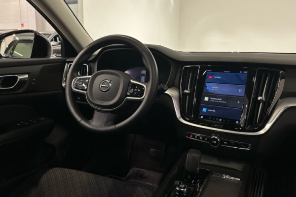 Esittelykuva VOLVO V60 CROSS COUNTRY kevythybridiautosta.