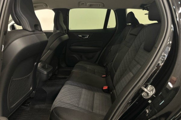 Esittelykuva VOLVO V60 CROSS COUNTRY kevythybridiautosta.