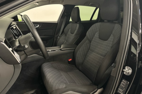 Esittelykuva VOLVO V60 CROSS COUNTRY kevythybridiautosta.