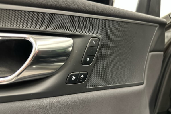 Esittelykuva VOLVO XC60 lataushybridiautosta.
