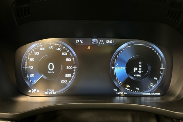 Esittelykuva VOLVO XC60 lataushybridiautosta.