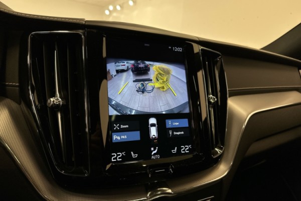 Esittelykuva VOLVO XC60 lataushybridiautosta.