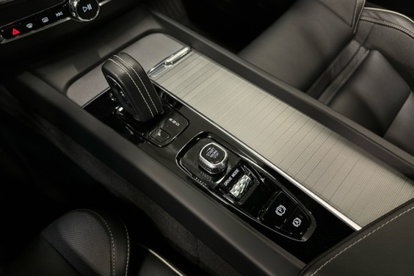 Esittelykuva VOLVO XC60 lataushybridiautosta.