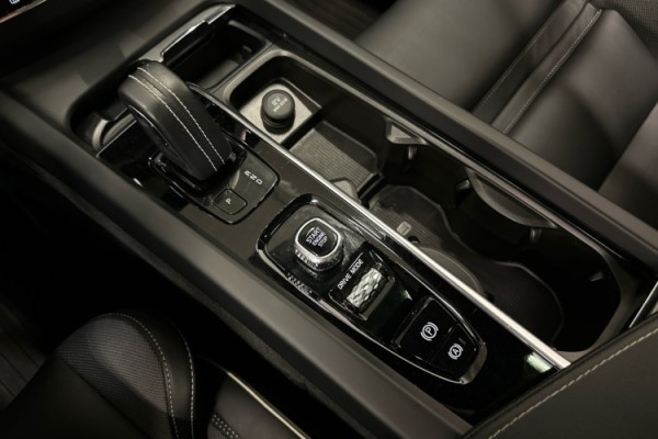Esittelykuva VOLVO XC60 lataushybridiautosta.