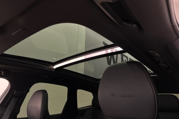 Esittelykuva VOLVO XC60 lataushybridiautosta.