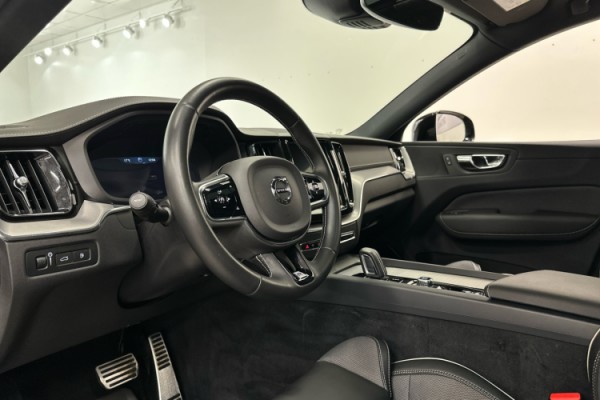 Esittelykuva VOLVO XC60 lataushybridiautosta.