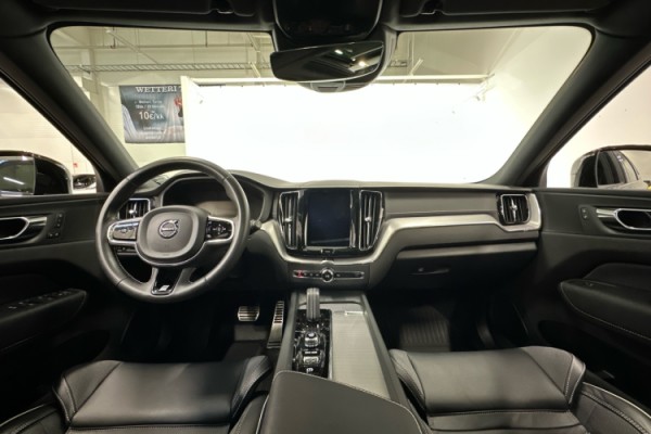 Esittelykuva VOLVO XC60 lataushybridiautosta.