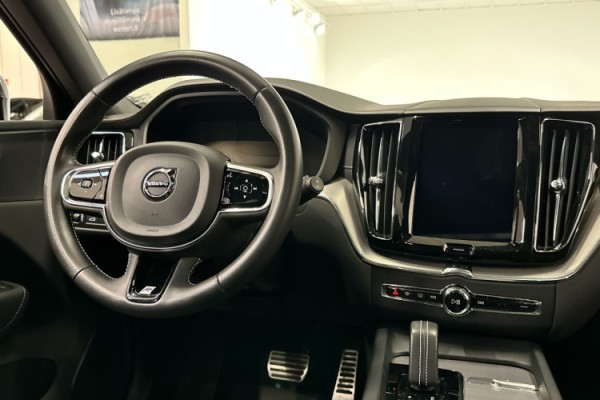 Esittelykuva VOLVO XC60 lataushybridiautosta.