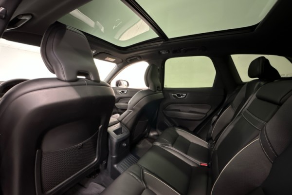 Esittelykuva VOLVO XC60 lataushybridiautosta.