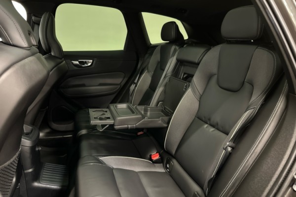 Esittelykuva VOLVO XC60 lataushybridiautosta.