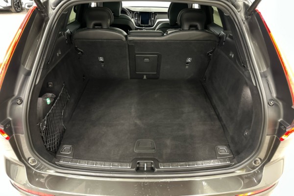 Esittelykuva VOLVO XC60 lataushybridiautosta.