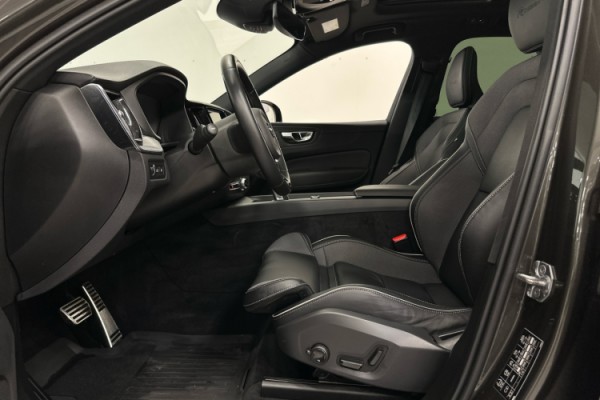 Esittelykuva VOLVO XC60 lataushybridiautosta.