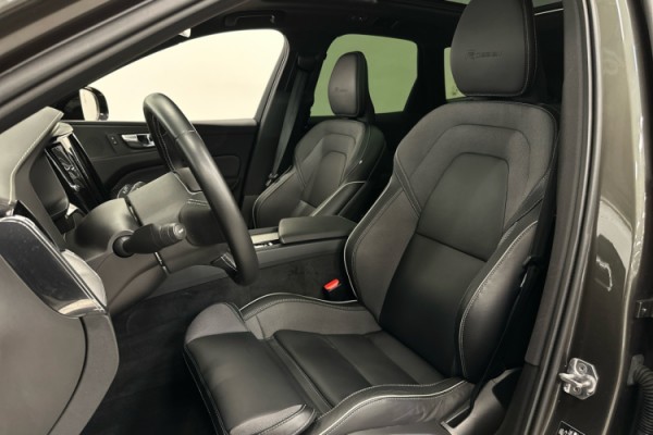 Esittelykuva VOLVO XC60 lataushybridiautosta.