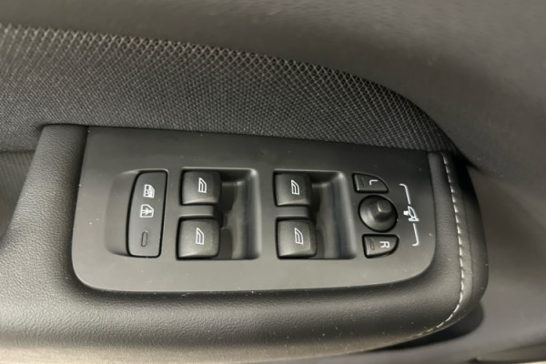 Esittelykuva VOLVO XC60 lataushybridiautosta.