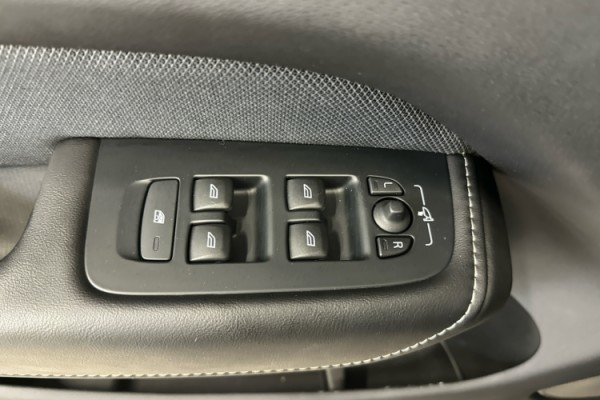 Esittelykuva VOLVO XC60 lataushybridiautosta.