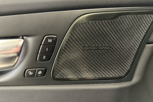 Esittelykuva VOLVO XC60 lataushybridiautosta.