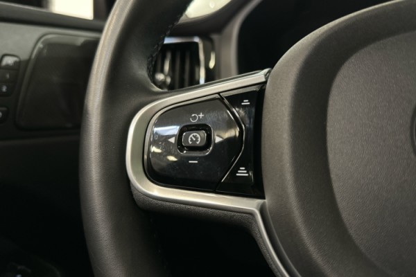 Esittelykuva VOLVO XC60 lataushybridiautosta.