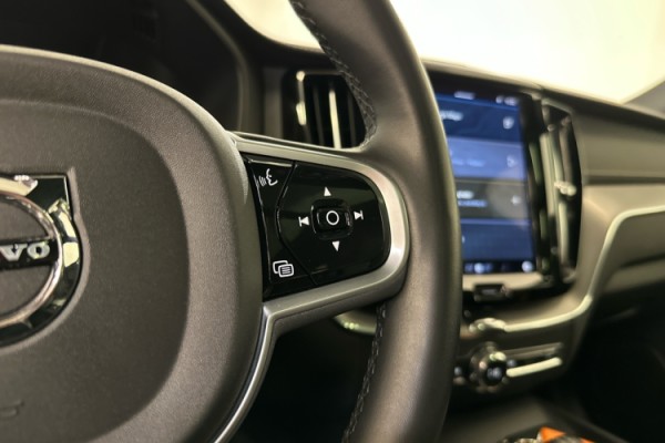 Esittelykuva VOLVO XC60 lataushybridiautosta.