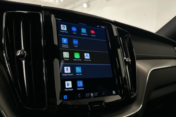 Esittelykuva VOLVO XC60 lataushybridiautosta.
