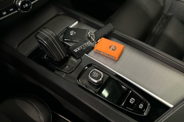 Esittelykuva VOLVO XC60 lataushybridiautosta.