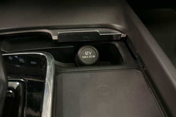 Esittelykuva VOLVO XC60 lataushybridiautosta.