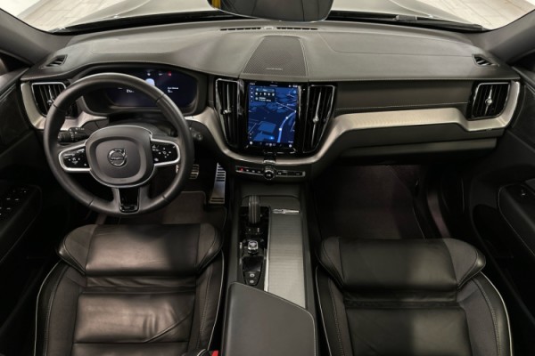 Esittelykuva VOLVO XC60 lataushybridiautosta.