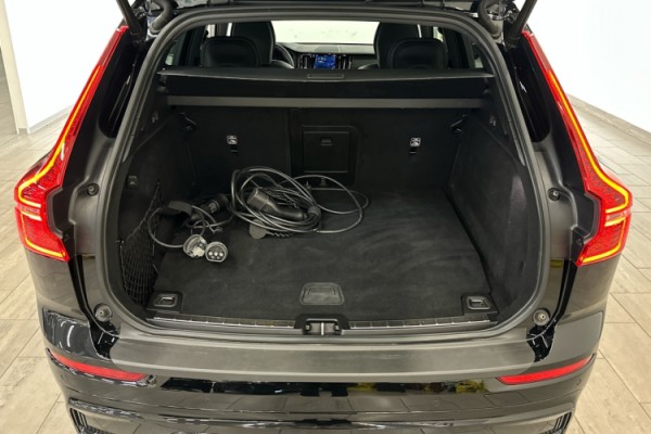 Esittelykuva VOLVO XC60 lataushybridiautosta.