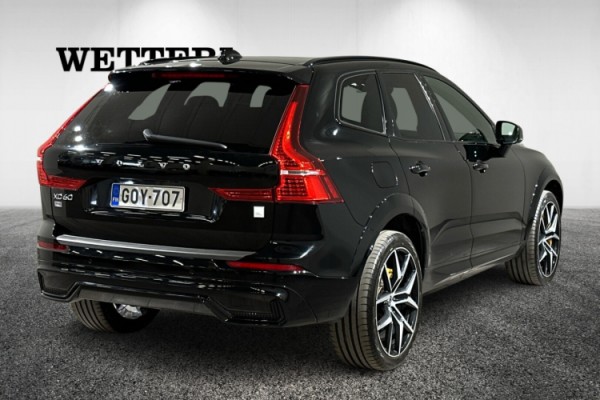 Esittelykuva VOLVO XC60 lataushybridiautosta.