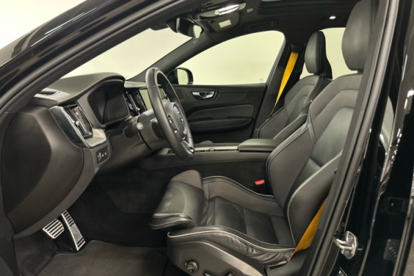 Esittelykuva VOLVO XC60 lataushybridiautosta.