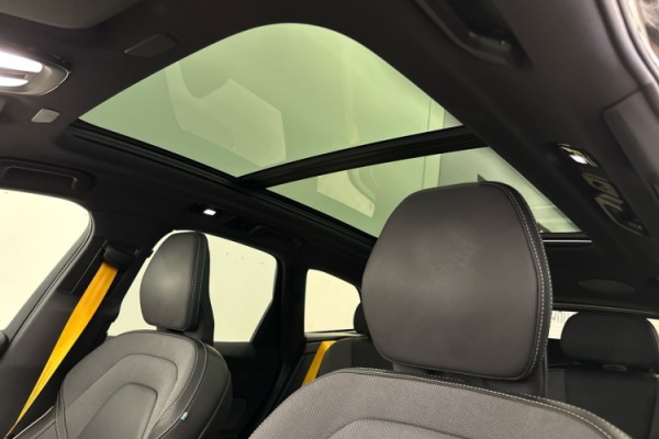 Esittelykuva VOLVO XC60 lataushybridiautosta.