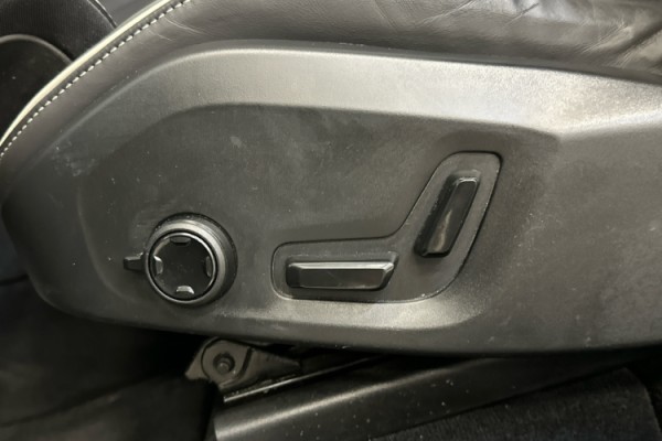 Esittelykuva VOLVO XC60 lataushybridiautosta.